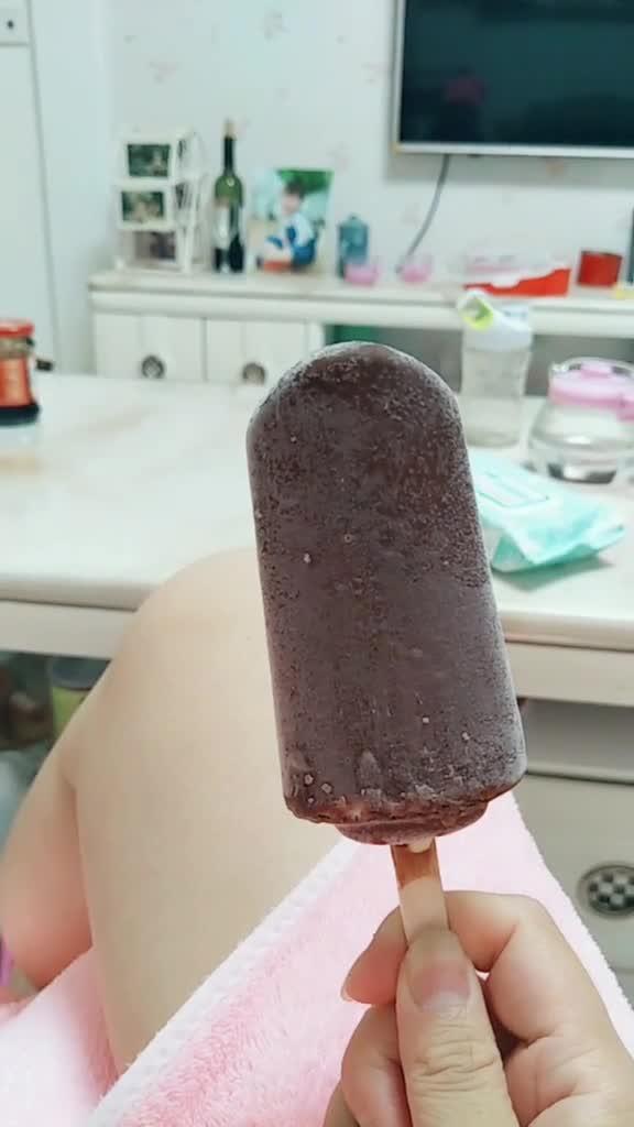 吃雪糕视频,跟随视频一起享受雪糕美味时光