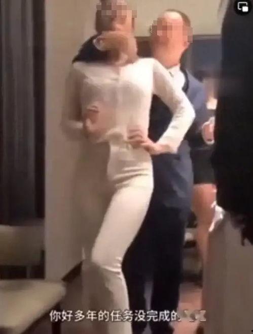 美女露奶头视频,网络热议的美女露肩瞬间