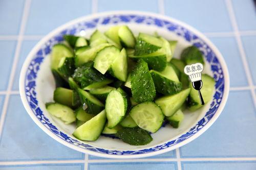 黑瓜怎么快剥壳吃视频,快速便捷吃瓜法大揭秘