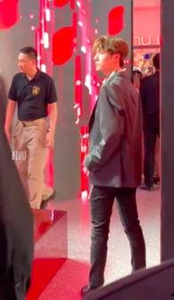 王一博吃黑瓜视频,趣味视频引网友热议