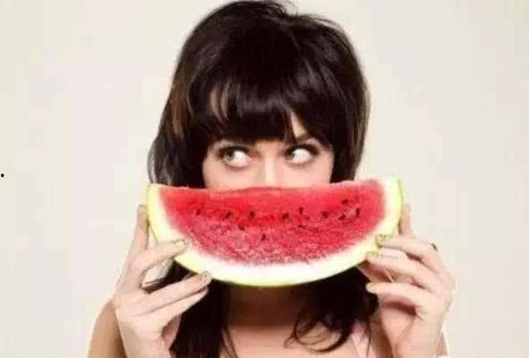 黑科吃瓜女,吃瓜女生的校园奇遇记