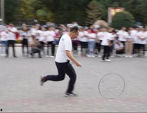 滚铁环技巧视频教程,轻松掌握经典民间游戏