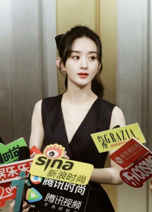 杨幂魏大勋吃瓜爆料,甜蜜同框引网友热议