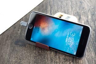 边充电边看视频,充电观影两不误的便捷体验